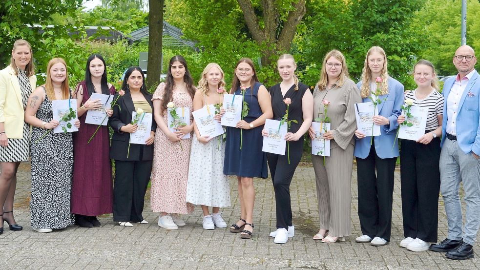 Rote Rosen bekamen die Pflegeassistentinnen der Klasse B7L2 überreicht. Foto: BBS Papenburg