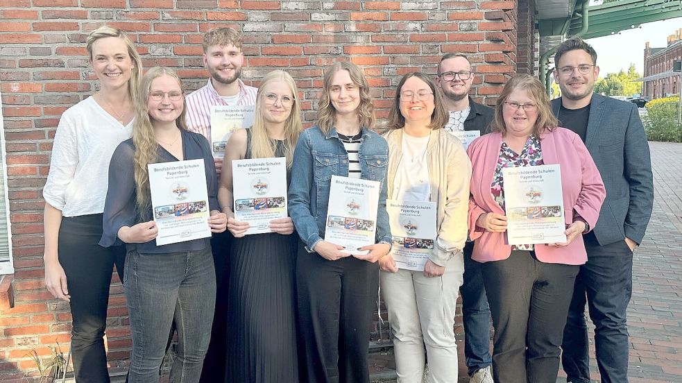 Die Vertreter der Berufsbildende Schule überreichten den ersten sieben Kaufleuten im Gesundheitswesen ihre Abschlusszeugnisse. Foto: BBS Papenburg