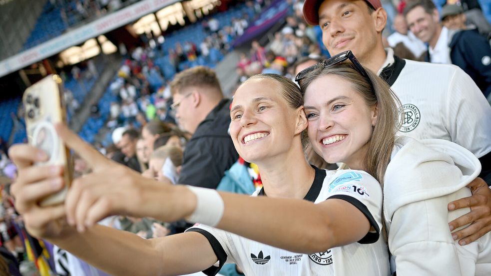 Deutschlands Klara Bühl macht nach dem Sieg ein Selfie mit Fans. Foto: dpa/Sebastian Christoph Gollnow