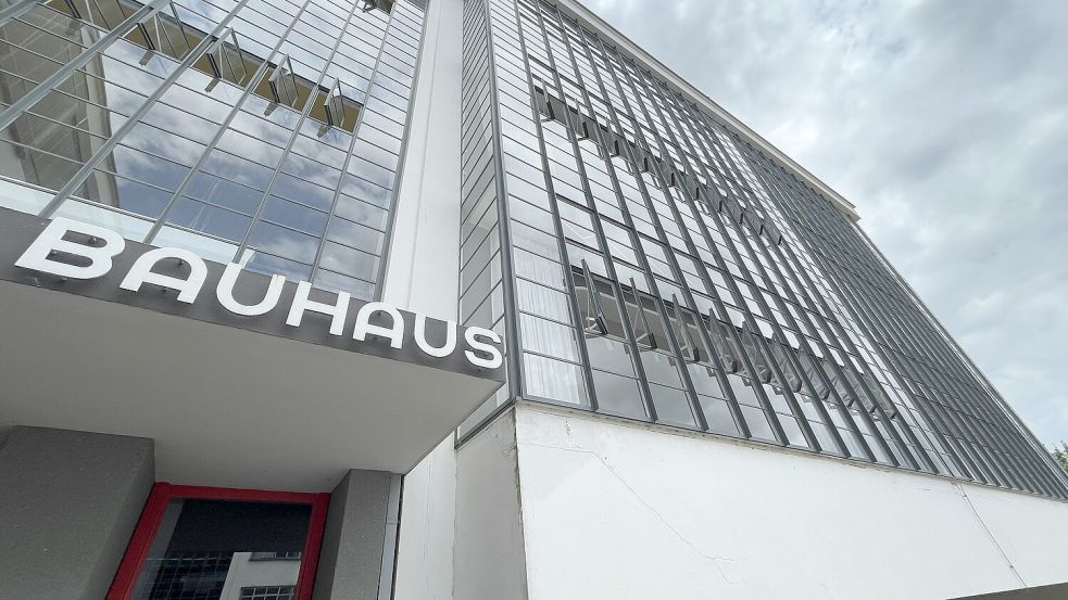 Wo einst die Moderne Einzug hielt, tobt heute ein hitzige Debatte: das Bauhaus in Dessau. Foto: Stefan Lüddemann