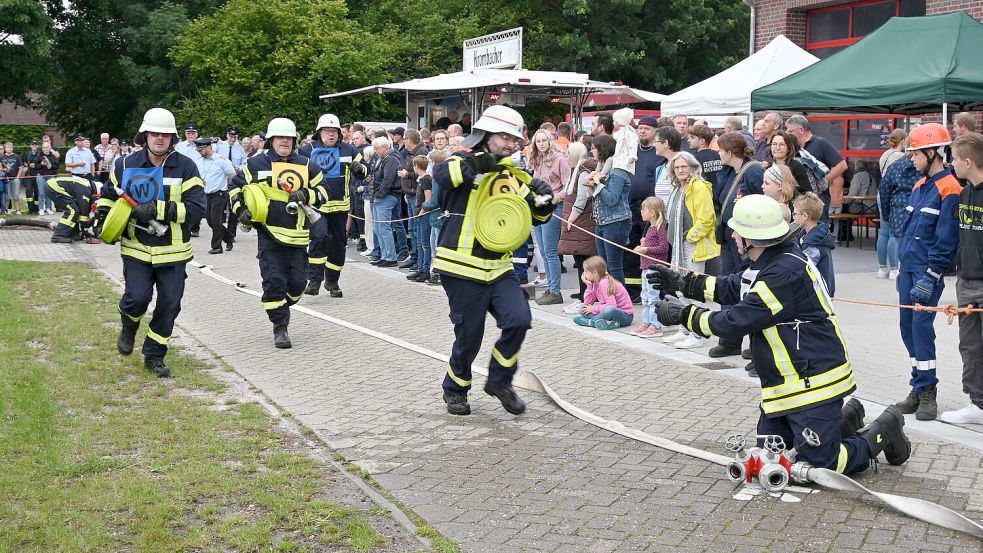 Das Foto zeigt Mitglieder der Rhauder Feuerwehr beim Schnelligkeitswettbewerb. Foto: Holger Weers