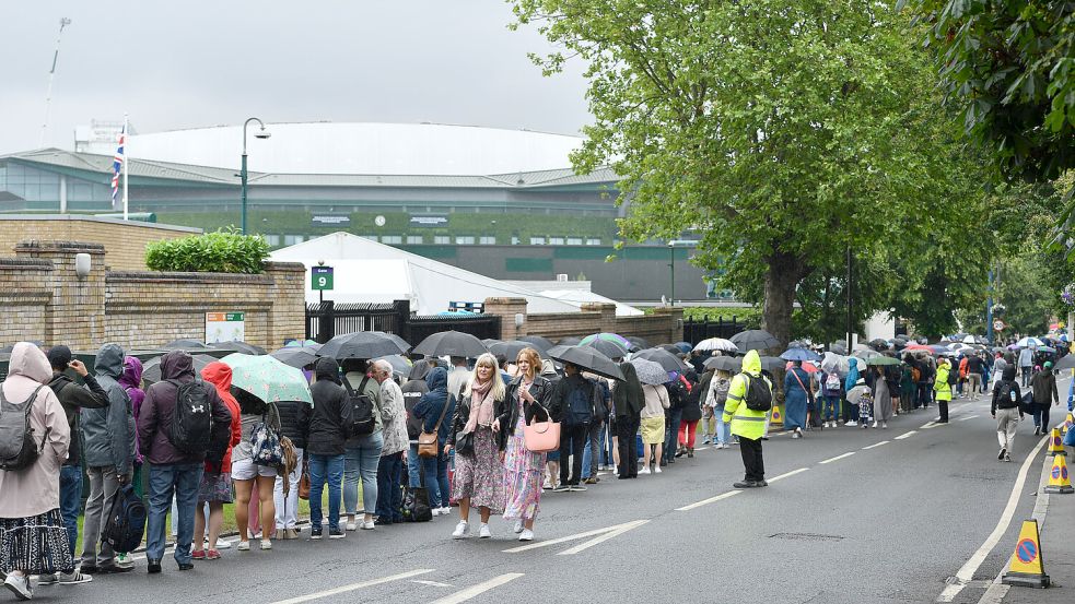 Wimbledon-Fans beim „Queueing“ vor den Toren des Wimbledon-Tennisturniers. Foto: IMAGO/Ashley Western