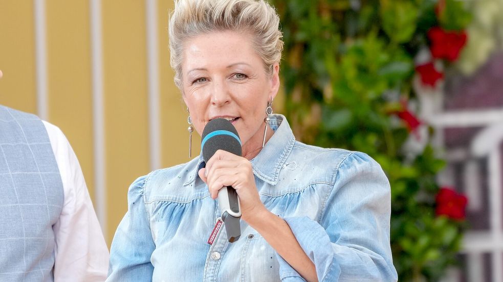 Die Sängerin Alexandra Hofmann hatte gerade einen Auftritt, als es in der Sendung „Immer wieder sonntags“ zu einem medizinischen Notfall kam. Foto: IMAGO/HOFER