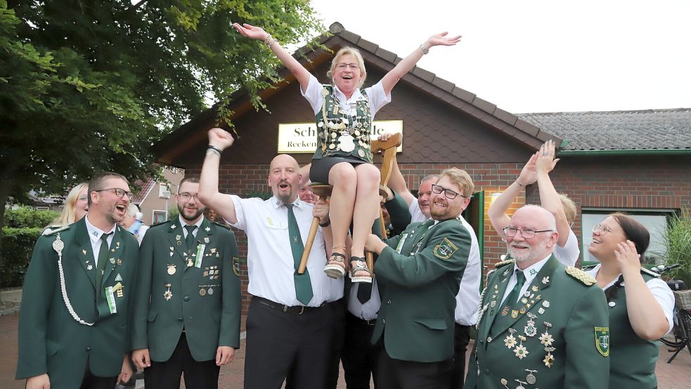 Die Grünröcke ließen Edda Plenter, die neue Königin des Schützenvereins Reekenfeld-Kamperfehn, hochleben. Foto: Hans Passmann