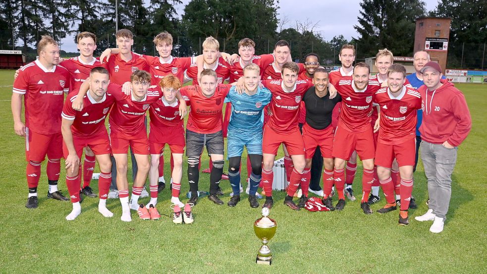 Beim Fußballturnier um den Gemeindepokal Barßel triumphierte die gastgebende Auswahl des SV Viktoria Elisabethfehn. Rechts oben (in blauem Hemd) ist der neue Trainer Christian Thölking zu sehen. Fotos: Holger Weers