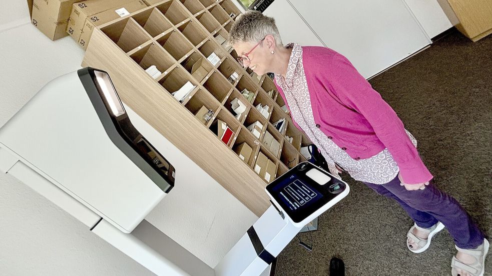 Bitte zum Röntgen? Nein, hier wird ein digitales Passbild aufgenommen. Foto: Klaus Ortgies