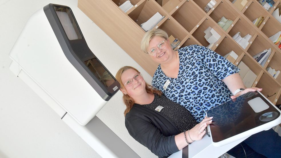 Saskia Desenz (links) und Frauke Freitag sind im Bürgerbüro Hesel für die Anträge auf neue Ausweise und Pässe zuständig. Foto: Klaus Ortgies