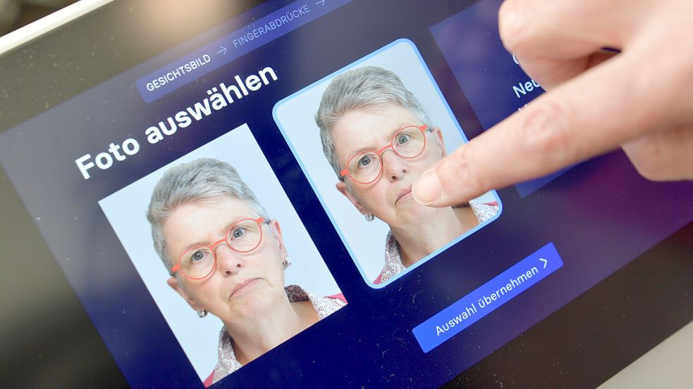 Der Automat in Hesel gibt einem die Auswahl aus zwei Versionen. Foto: Klaus Ortgies