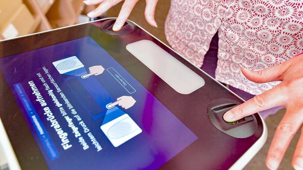 Der Automat der Bundesdruckerei nimmt auch Fingerabdrücke auf. Foto: Klaus Ortgies