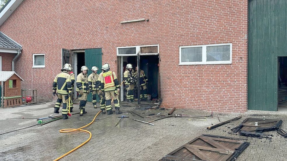 Die Feuerwehr rückte zu einem Stall in Bingum aus. Passanten hatten Feuer entdeckt. Foto: Feuerwehr Leer