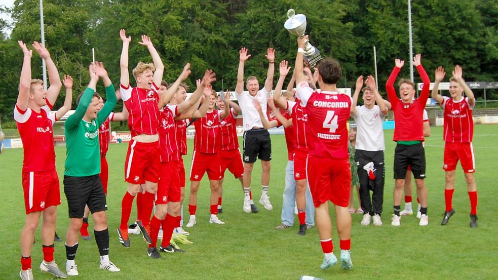 Concordia Ihrhove freute sich über die Siegertrophäe beim WOL-Cup. Fotos: Reemts