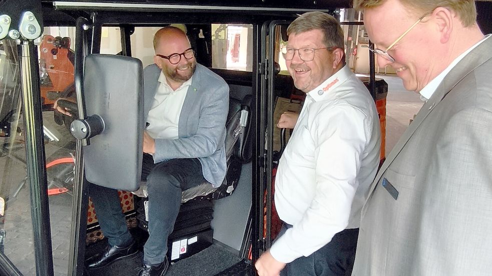 Landrat Johann Wimberg (links) und Wirtschaftsförderer Dirk Gehrmann (rechts) lassen sich von Geschäftsführer Franz-Josef Werner (Mitte) die Produktion zeigen. Foto: Malte Blümel/LK Cloppenburg