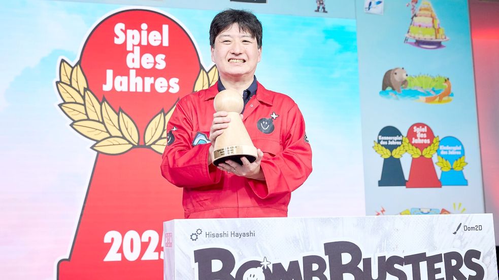 Brettspielautor Hisashi Hayashi gewann mit „Bomb Busters“ die Auszeichnung „Spiel des Jahres“ 2025. Foto: Annette Riedl/dpa