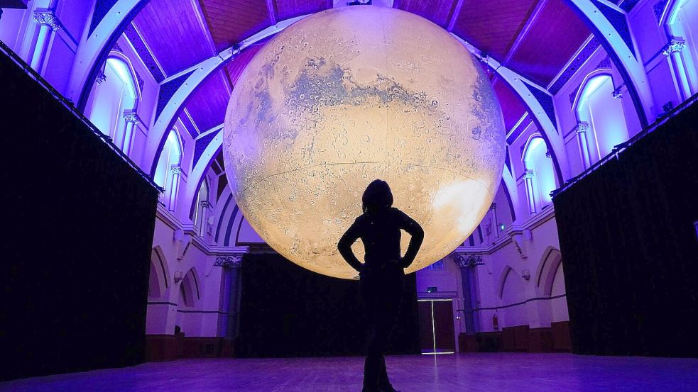 Imposant, aber von der Größe nur ein Bruchteil des Originals: Die Installation „Mars“ mit sieben Meter Durchmesser wurde in Großbritannien ausgestellt (Archivfoto). Foto: Andrew Matthews/PA Wire/dpa