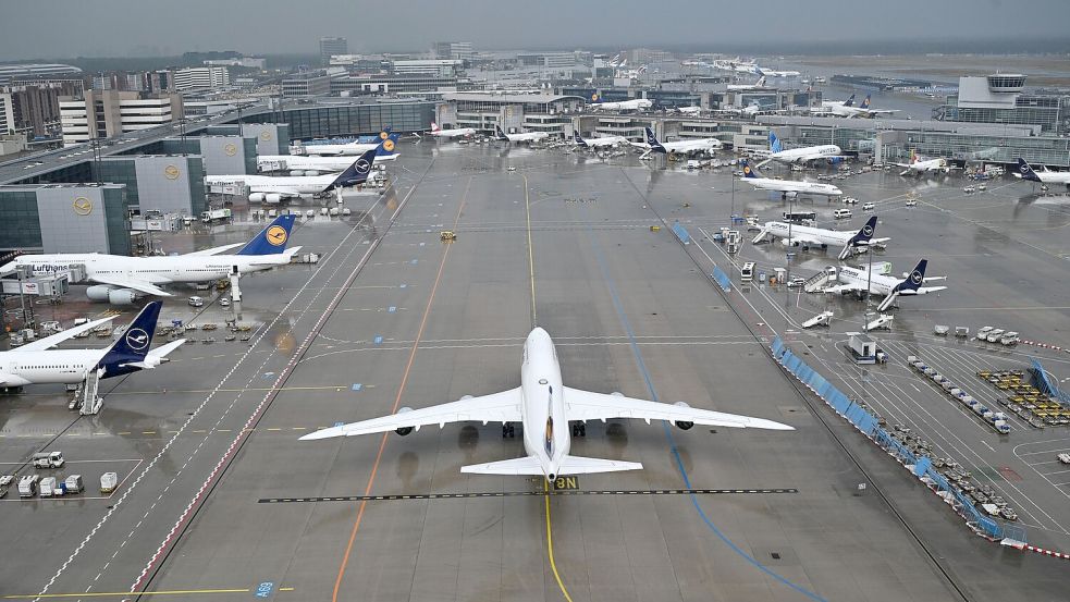Die Flugsicherung sieht sich gut auf den Sommer vorbereitet. Foto: Arne Dedert/dpa