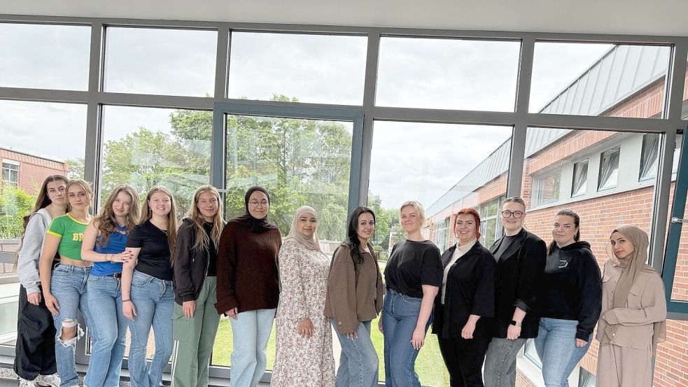 Sie haben die Berufsfachschule Kosmetik in Leer erfolgreich durchlaufen (von links): Leonie Poelker, Kerstin Grützmann, Aylin Sik, Milena Herdt, Sabrina Harms, Amina Al Hussain, Yasmin Shafout, Ronida Msti, Lara Hanken, Yasmin Bleeker, Marie Olliges, Ilka Honczek und Kawther Al-Khuder. Es fehlen: Michelle Heidelberg, Hannah Jahnke und Iryna Semeryk. Foto: privat