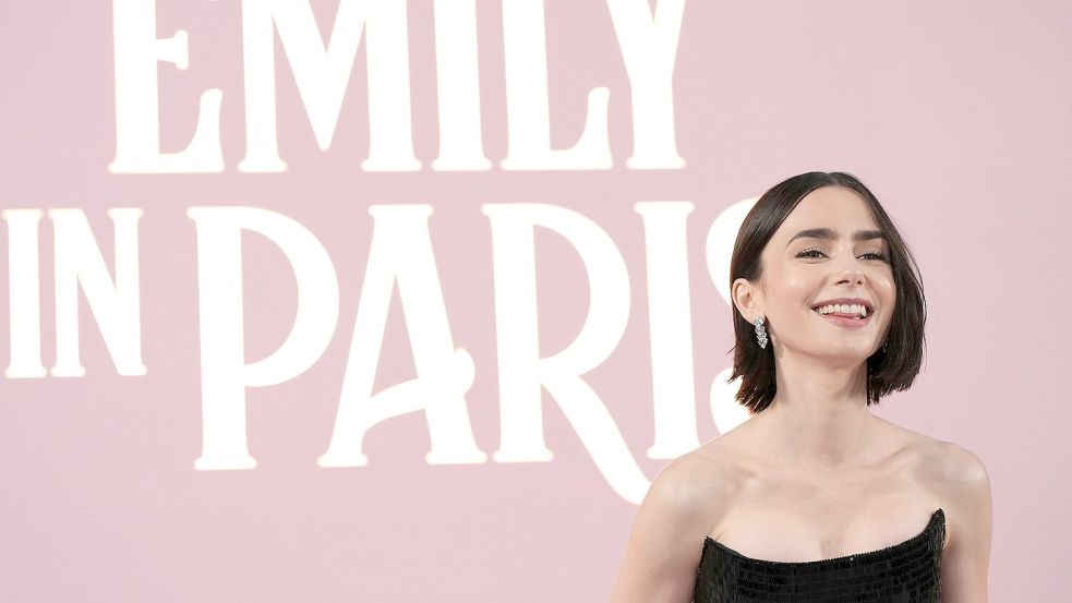 Lily Collins spielt die Hauptrolle in der Netflix-Serie „Emily in Paris“. Foto: Jordan Strauss/Invision/dpa