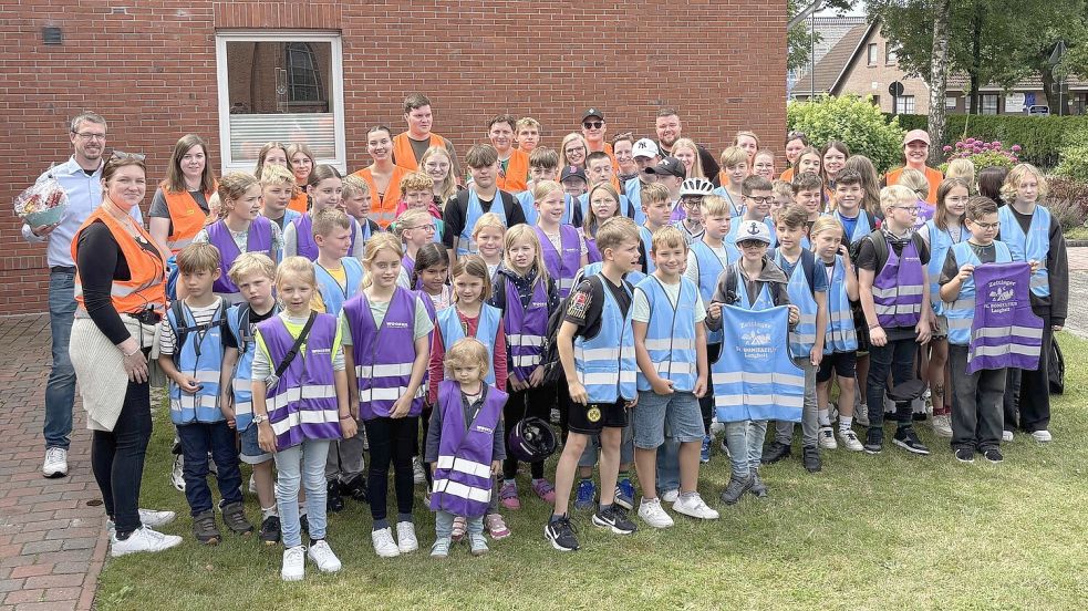 Kurz vor der Abfahrt versammelten sich alle zu einem Gruppenfoto beim Pfarrheim in Langholt. Alle Kinder erhielten Warnwesten. Foto: Horst Kruse