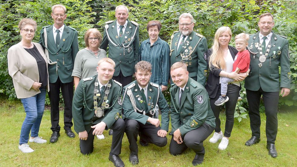 Das neue Königshaus des Schützenvereins „Eiche“ Idafehn besteht aus (obere Reihe von links) Berna und Manfred Nievenhuitzen, Marlies Thomßen, Schützenkönig Klaus de Boer, Lydia de Boer und Werner Thomßen, Martina Thomßen mit Sohn Tom Fiete und Kaiser Thomas Plaisier und dem Jugendthron mit (untere Reihe von links) Dorian Reents, Jugendkönig Lasse Reents und Jonas Bruns. Foto: Holger Weers