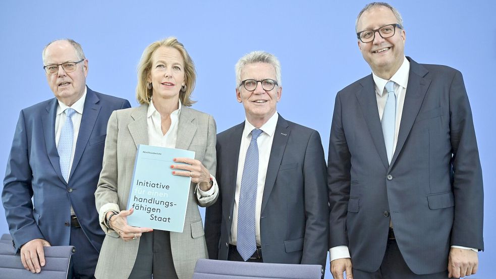 Staatsrettungsmaßnahmen auf 160 Seiten: Die Ex-Minister Peer Steinbrück (SPD, l.) l-r) und Thomas de Maizière (CDU, 2.v.r.) sowie die Medienunternehmerin Julia Jäkel und der frühere Chef des Bundesverfassungsgerichts Andreas Voßkuhle stellen den Abschlussbericht der «Initiative für einen handlungsfähigen Staat» vor. Foto: dpa/Katharina Kausche
