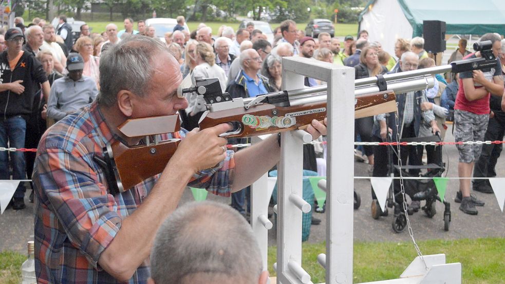Das Ziel fest im Visier: Nach einem spannenden Wettkampf setzte sich Klaus de Boer (am Gewehr) durch. Er ist der neue Schützenkönig des Schützenvereins „Eiche“ Idafehn. Foto: Holger Weers