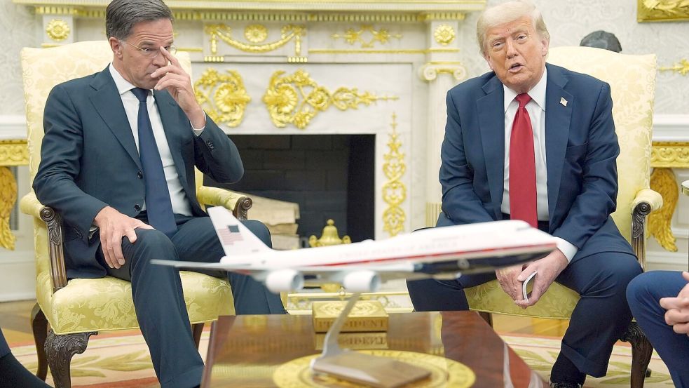 US-Präsident Trump droht russischen Handelspartnern mit 100-Prozent-Zöllen bei einem Treffen mit Nato-Generalsekretär Rutte. Foto: Evan Vucci/AP/dpa