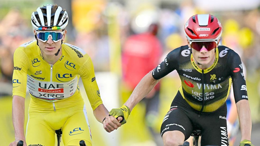 Tadej Pogacar und Jonas Vingegaard fuhren gemeinsam über die Ziellinie. Foto: Loic Venance/AFP/dpa
