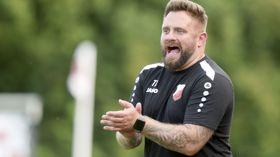 Veenhusens Trainer Holger Stöter motivierte seine Mannschaft immer wieder. 0:1 und 1:0 lauteten die Fortuna-Ergebnisse.