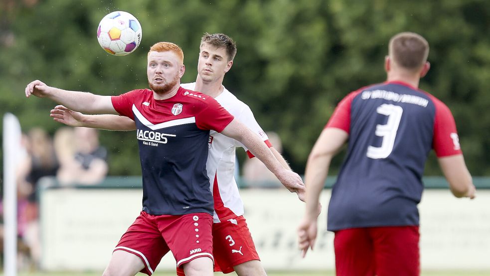 Bei TuRa Westrhauderfehn vor einem Jahr noch Mitspieler, jetzt spielen beide woanders: Holtlands Daniel Diekmann (links) und Großefehns Nico Bohlen (mitte).