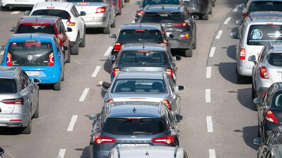 Die Menschen in Deutschland sind vergangenes Jahr wieder weiter mit ihren Autos gefahren. (Archivbild) Foto: Marijan Murat/dpa