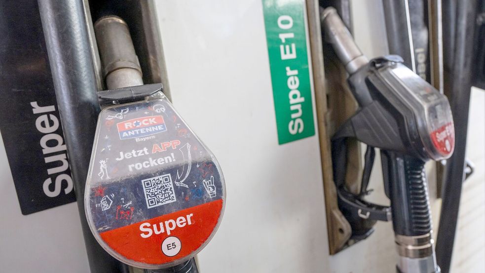 Es gibt mehr als doppelt so viele Benziner wie Diesel - trotzdem wird in Deutschland mehr Diesel verbraucht. (Archivbild) Foto: Peter Kneffel/dpa