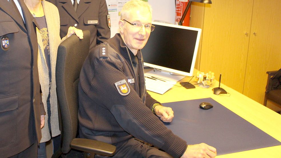 Von der guten Stube bis in die Polizeistation Holtriem waren es nur wenige Schritte: Polizeihauptkommissar Joachim Albers (sitzend) leitete die Polizeiarbeit von einem Büro in seinem Haus aus. Das Foto stammt von 2019. Foto: Imke Oltmanns/Archiv