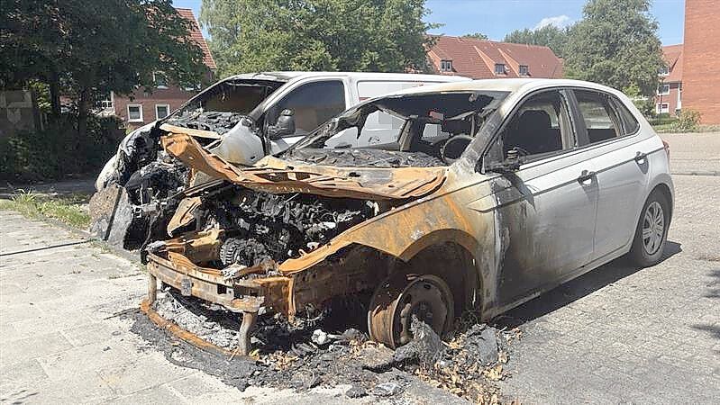 Das vordere Auto ist mittlerweile verschwunden, das hintere Fahrzeug steht noch. Foto: Vera Vogt