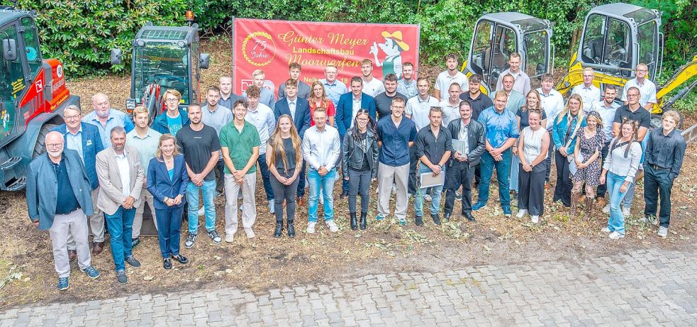 Das Foto zeigt die neuen Gärtnerinnen und Gärtner in der Region mit Ehrengästen. Foto: privat