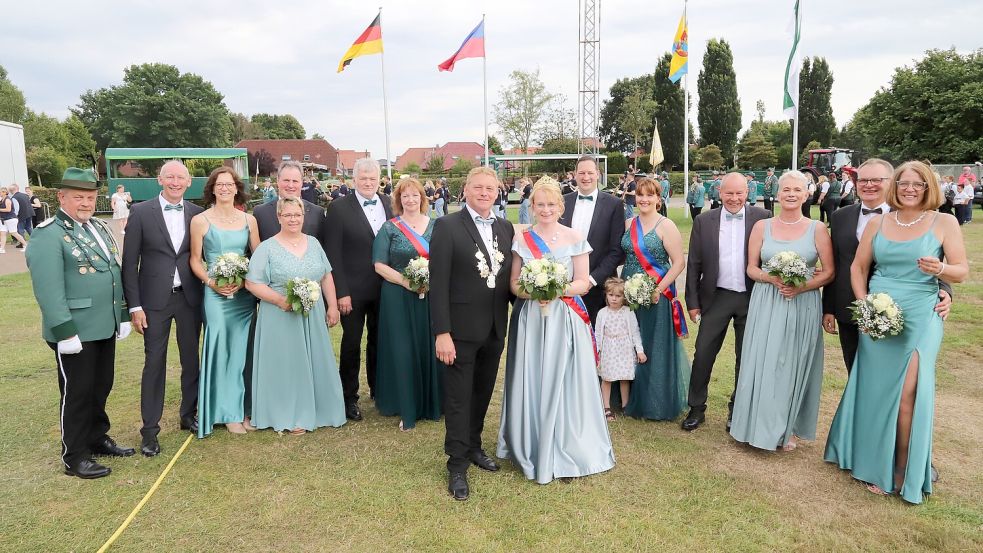 Das neue Königshaus des Schützenvereins Hubertus Scharrel mit Majestät Günther Thoben und Königin Martina freut sich auf das kommende Regentenjahr. Foto: Hans Passmann