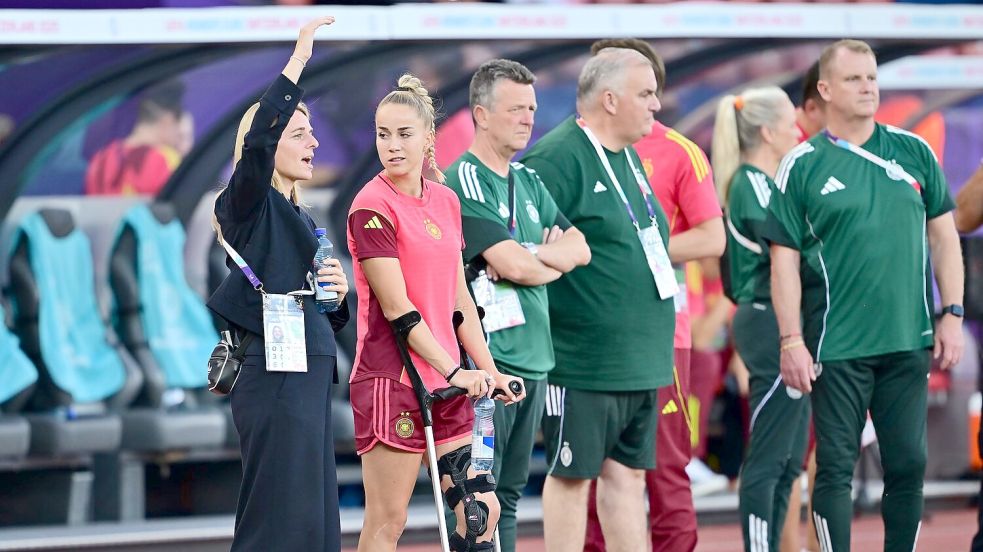 DFB-Direktorin Nia Künzer (l) steht für die nächsten Jahre in der Verantwortung. Foto: Sebastian Christoph Gollnow/dpa
