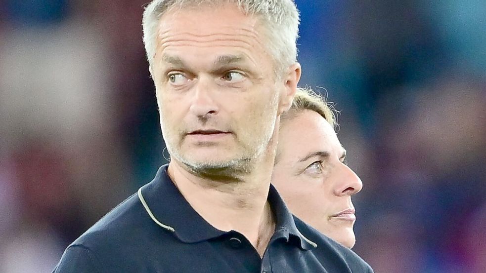 Anspannung vor dem Viertelfinale: Bundestrainer Christian Wück und Sportdirektorin Nia Künzer. Foto: Sebastian Christoph Gollnow/dpa