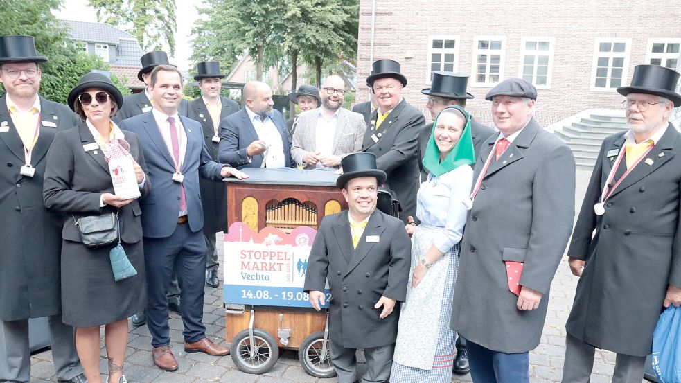 Die Stoppelmarkt-Originale Jan und Libett, die Drehorgel und der Marktausschuss machen gemeinsam mit den Gästen Werbung für den Stoppelmarkt. Foto: Frank Beumker/Landkreis Cloppenburg