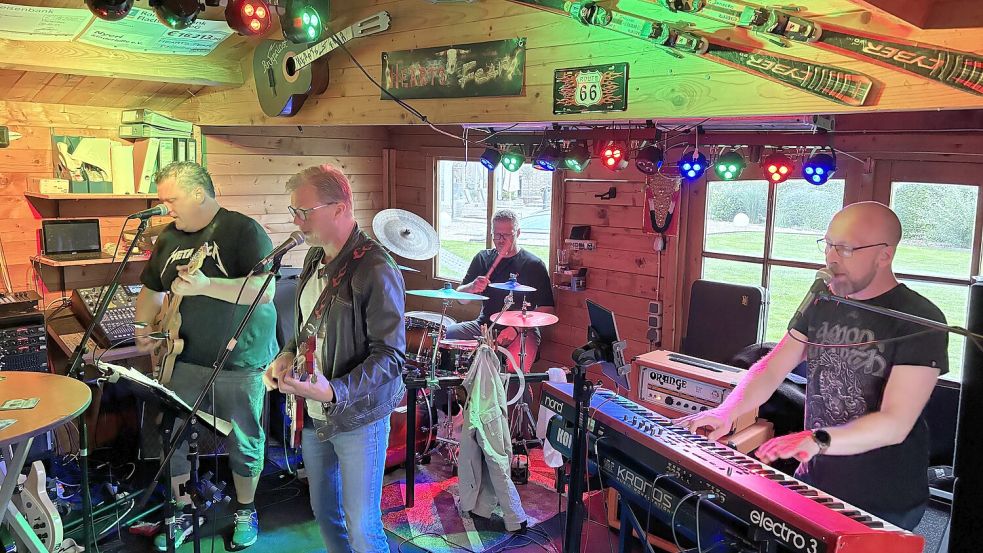 Die Band „Hearts Fear“ mit den Brüdern Ralf (von links) und Frank Janssen, Michel Cramer und Jens Boldt (von links) probt für ihr Konzert. Foto: Dirk Hellmers