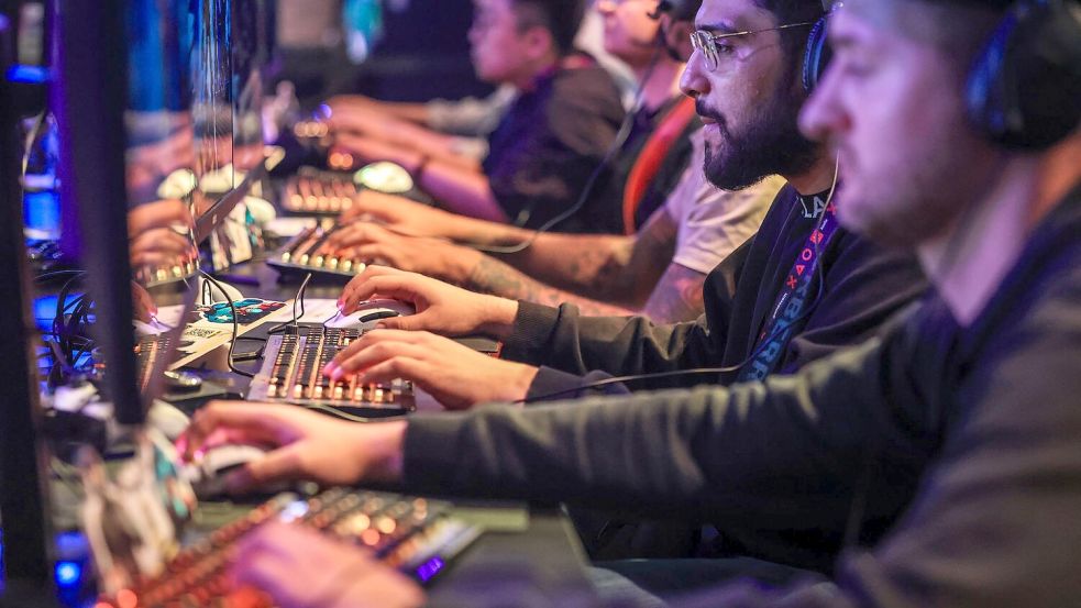 Neue Games mal zur Probe spielen - für viele Gamingfans ist das bei der Gamescom eine attraktive Sache. Foto: Oliver Berg/dpa