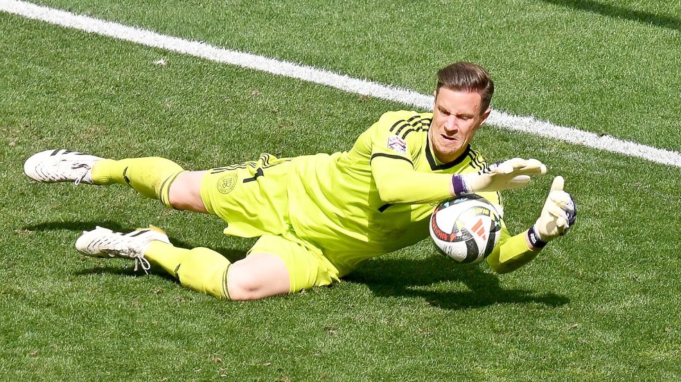 Beim Trainingsauftakt des FC Barcelona übte Marc-André ter Stegen am Rande der Gruppe. Foto: Marijan Murat/dpa