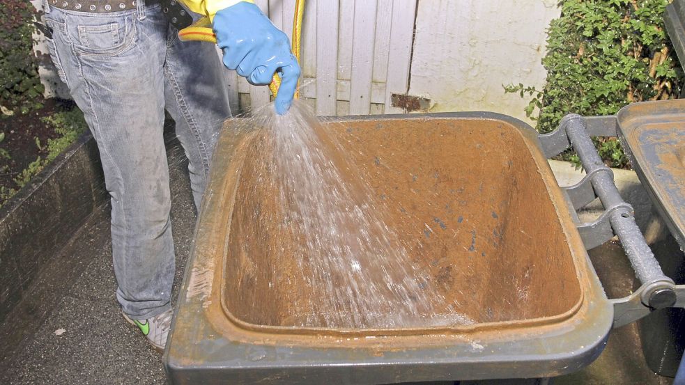 Bei hartnäckigen Verschmutzungen hilft der Hochdruckreiniger. Bei leichtem Schmutz reicht der Gartenschlauch. Foto: IMAGO/blickwinkel