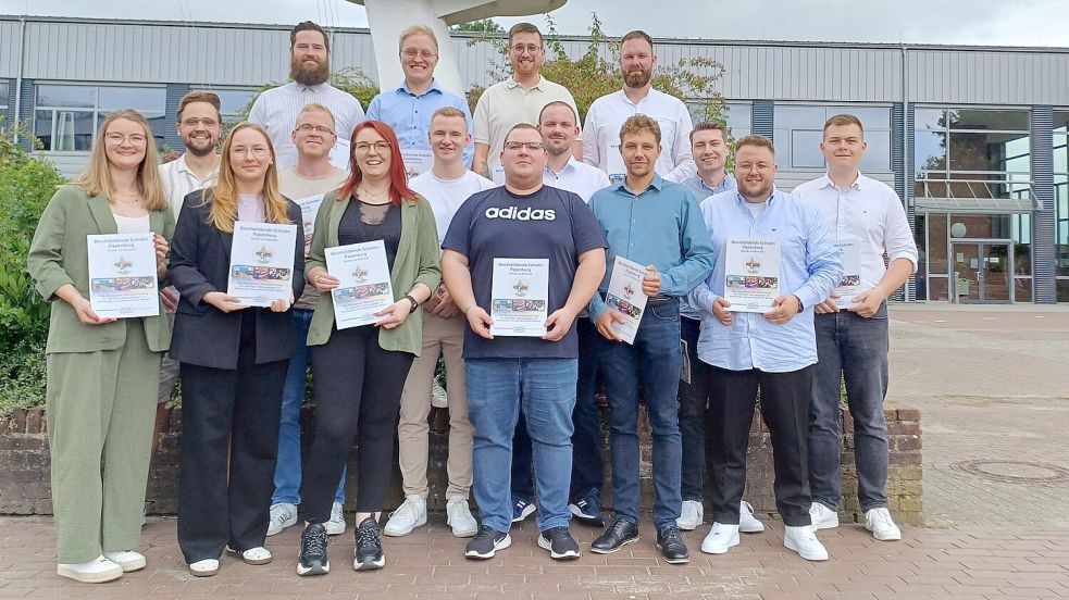 16 Absolventinnen und Absolventen machten ihren Abschluss als staatlich geprüfte Techniker. Foto: Berufsbildende Schulen Papenburg