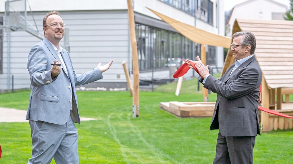 Lasset das Spielen beginnen! CKO-Geschäftsführer Michael Richter (links) und Sparkassen-Vorstandsvorsitzender Johannes Hartig gaben den Spielplatz am Kinderhospital frei. Foto: Steve Weber