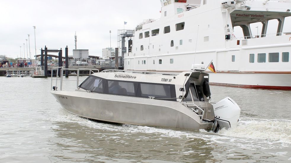 Eine Schnellfähre des Töwerland-Express verlässt den Hafen von Norddeich. Foto: Stefan Erdmann