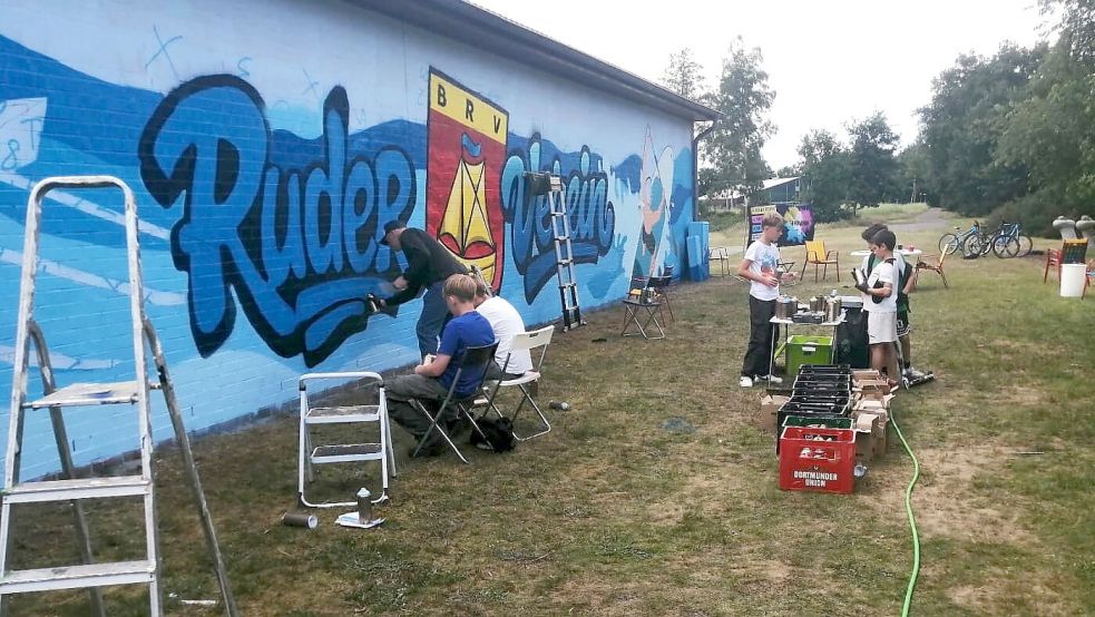 Im Rahmen des „Graffiti Jugend Projekt in Barßel wurde die Außenwand farbenfroh gestaltet. Foto: Hans Passmann