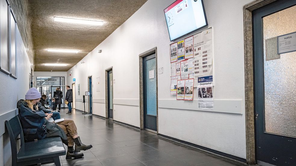 Warterei im Bürgeramt: Noch sind längst nicht überall alle Behödenangebote online verfügbar. Foto: imago/Jürgen Ritter