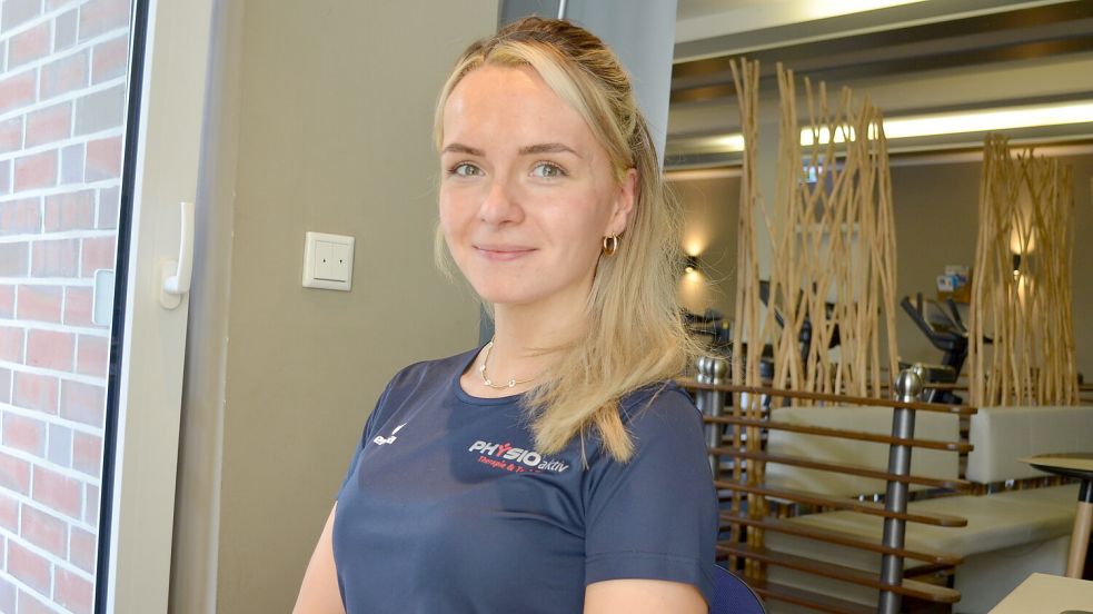 Hannah-Deike Schwaldat an ihrem Arbeitsplatz. Die 28-Jährige ist Geschäftsführerin des Therapiezentrums Physio Aktiv am Rhauderfehner Untenende. Dort bringe sie als Chefin eines 30-köpfigen Teams Dinge voran, sagt sie. Das hat sie als Mitglied der CDU-Fraktion im Rat Rhauderfehn anders empfunden. Die Strukturen erscheinen ihr verkrustet und das Tempo, in dem Projekte umgesetzt werden, zu langsam. Deshalb gab sie jetzt ihr Ratsmandat zurück. Foto: Astrid Fertig