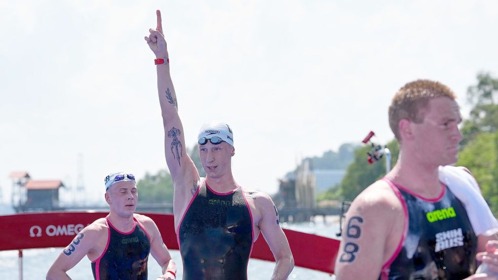 Florian Wellbrock ist zurück ganz oben auf dem Siegerpodest. Foto: Vincent Thian/AP/dpa