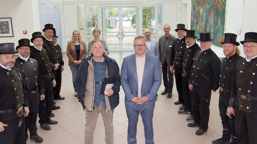 Der Alte und der Neue: Benno Hermes (vorne links) hat den Posten des bevollmächtigten Bezirksschornsteinfegermeisters nach 30 Jahren im Amt jetzt an Michael Helmers (vorne rechts) übergeben. Darüber freuen sich die Schornsteinfegerkollegen sowie (hinten, von links) Kreisrätin Anne Tapken, Sylvia Hermes, Günter Wessel und Amtsleiter Dieter Schütte.
